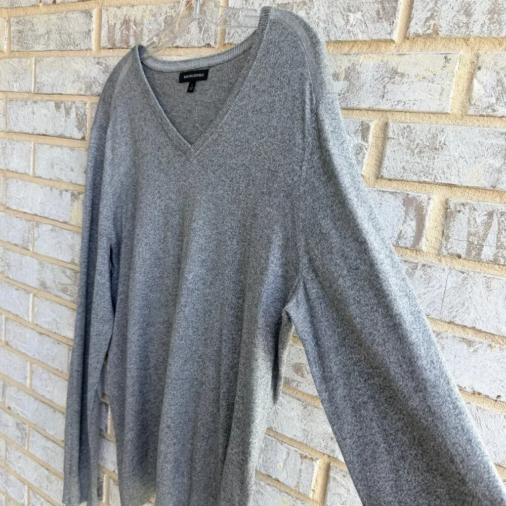 Banana Republic Long Sleeve V-Neck Gray Cotton Blend Sweater Men's Size L